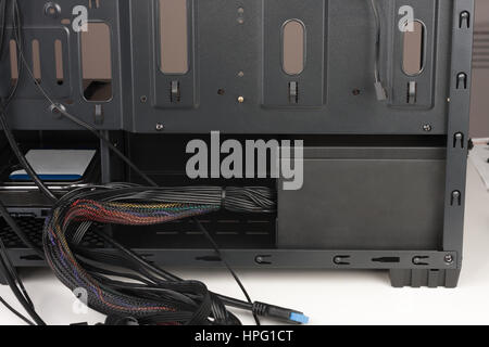 Black boîtier de l'ordinateur, la carte mère ATX midi tower pour inséré, avec bloc d'alimentation et disque dur interne Banque D'Images