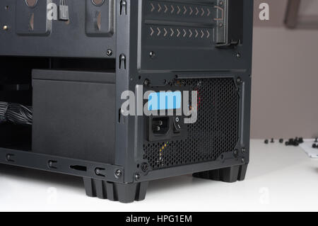 Black boîtier de l'ordinateur ; la carte mère ATX midi tower pour inséré ; avec bloc d'alimentation. Banque D'Images