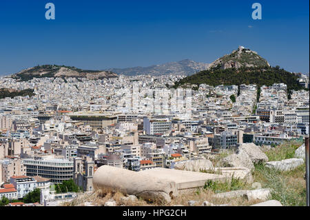 Athènes, Grèce - 27 Avril 2016 : vue de l'Acropole à célèbre ville moderne avec la colline Lycabettus au contexte Banque D'Images