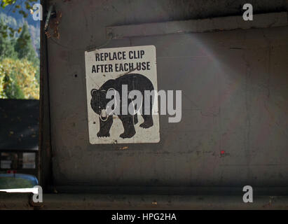 Mise en garde contre les ours poster sur poubelle dans Valley, Yosemite National Park, California, USA Banque D'Images