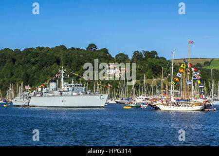 DARTMOUTH, Royaume-Uni - 31 août : navire de la Marine royale M37 HMS Chiddingfold agissant en tant que navire amiral de la Régate royale Dartmouth le 31 août 2013 à Banque D'Images