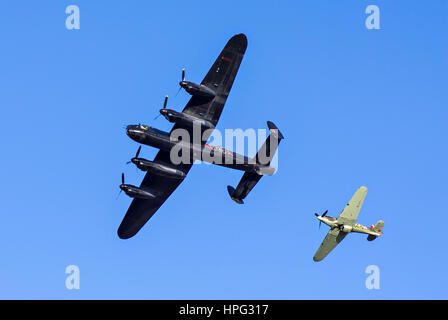 DARTMOUTH, Royaume-Uni - 31 août : bombardier Lancaster PA474 et d'escorte de chasseurs Hawker Hurricane volant à l'Airshow Regatta Dartmouth dans le cadre de t Banque D'Images