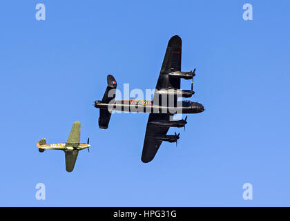 DARTMOUTH, Royaume-Uni - 31 août : bombardier Lancaster PA474 et d'escorte de chasseurs Hawker Hurricane volant à l'Airshow Regatta Dartmouth dans le cadre de t Banque D'Images