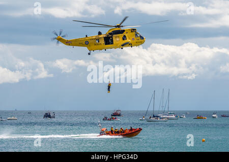 DAWLISH, Royaume-Uni - 23 août 2014 : Sea King de la Marine royale d'hélicoptères de recherche et de sauvetage volant à l'Airshow Dawlish Banque D'Images