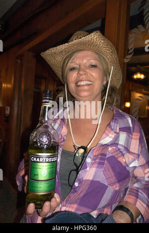 Serveur Restaurant tenant une bouteille de liqueur de Chartreuse verte mon préféré. Cumberland Wisconsin WI USA Banque D'Images