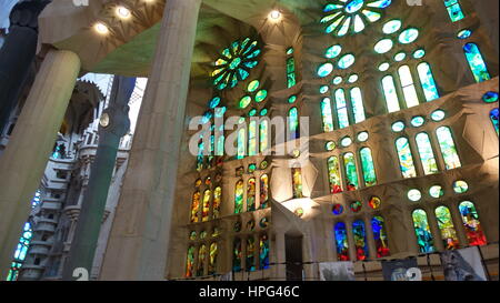 À l'intérieur de la Sagrada Familia, Barcelone, Espagne Avec Vitraux Banque D'Images