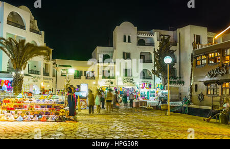 EL KANTAOUI, TUNISIE - 28 août 2015 : la soirée du marché touristique le long de la promenade avec une large gamme de souvenirs et cadeaux, le 28 août à El Kant Banque D'Images