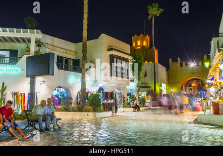 EL KANTAOUI, TUNISIE - 28 août 2015 : les rues commerçantes de resort sont particulièrement nombreux dans la soirée, lorsque les touristes de retour de voyage et plages Banque D'Images