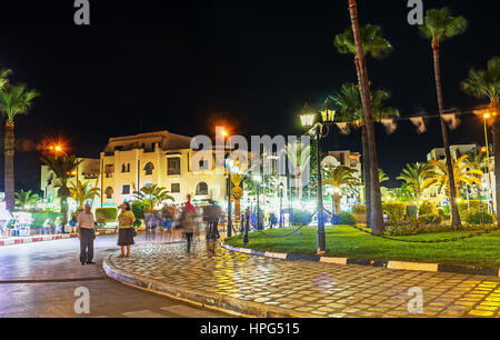 EL KANTAOUI, TUNISIE - 28 août 2015 : La promenade du soir le long de la place principale du resort, décoré de fleurs et entourée d'une cale Banque D'Images