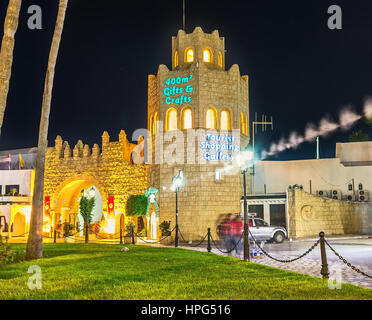 EL KANTAOUI, TUNISIE - 28 août 2015 : La porte de pierre et de la tour de décorer l'entrée de la rue commerçante de resort, le 28 août à El Kantaoui. Banque D'Images