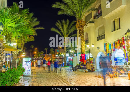 EL KANTAOUI, TUNISIE - 28 août 2015 : La soirée douce rend les rues de resort attrayant pour les touristes, aller pour la promenade, visite du marché local Banque D'Images