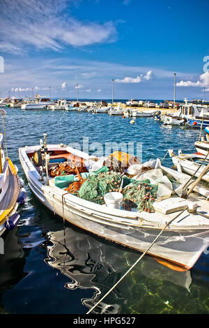 Vieux bateau en bois avec des filets de pêche dans le port, Novalja, Croatie Banque D'Images