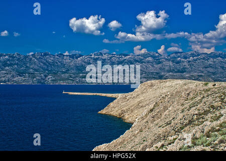 La montagne du Velebit et canal d'île de Pag Banque D'Images