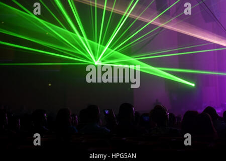 Regarder les gens méconnaissables un magnifique show laser avec lumières multicolores Banque D'Images