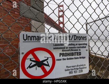 Un signe d'interdiction de drone à San Francisco's Golden Gate Bridge sur un jour pluvieux et humide Banque D'Images