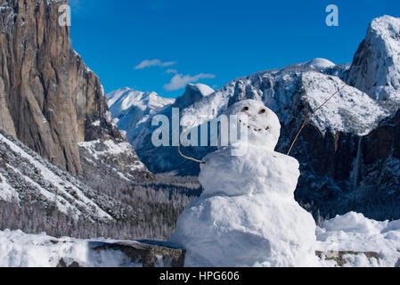 Homme ou femme de neige dans le tunnel Voir la voiture dans le parc Yosemite National Park, California, USA après de fortes neiges briser la sécheresse en janvier 2017 Banque D'Images