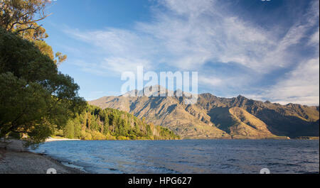 Queenstown, Otago, Nouvelle-Zélande. Vue panoramique sur le Lac Wakatipu à Cecil Peak, soir. Banque D'Images