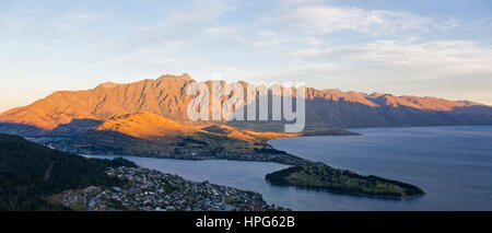 Queenstown, Otago, Nouvelle-Zélande. Vue panoramique depuis la station de télécabine Skyline à Lac Wakatipu et les Remarkables, le coucher du soleil. Banque D'Images