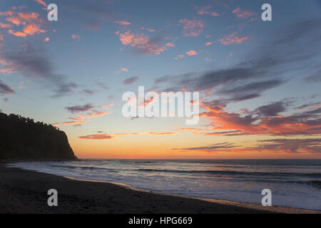 Westland Tai Poutini Okarito, Parc National, côte ouest, Nouvelle-Zélande. Ciel coloré sur la mer de Tasman, au crépuscule. Banque D'Images