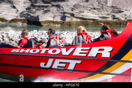 Queenstown, Otago, Nouvelle-Zélande. Excès de Shotover Jet Boat à travers la Shotover River. Banque D'Images