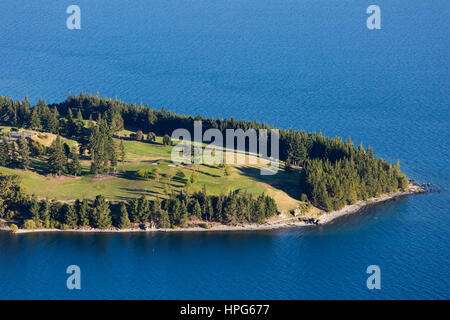 Queenstown, Otago, Nouvelle-Zélande. Vue sur le bras de Frankton, un bras du lac Wakatipu à Queenstown, Golf, Kelvin Heights. Banque D'Images