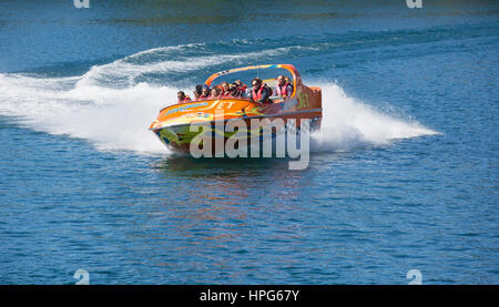 Queenstown, Otago, Nouvelle-Zélande. Jet Boat à Thunder Bay, excès de Queenstown Lac Wakatipu. Banque D'Images