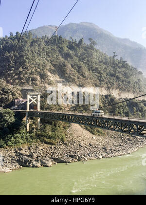 Vieux pont dans la rivière Trishuli Trishuli, le pont que la connexion de Katmandou et de Pokhara pour le transport quotidien. Banque D'Images