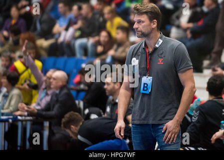 11 octobre 2015 : Robert Hedin l'entraîneur de basket-ball de Bregenz en action au cours de la Fédération Européenne de handball (EHF) Tasse hommes tour de qualification 2 match entre CSM Bucarest (ROU) vs Handball Bregenz (AUT) à la salle polyvalente à Bucarest, Roumanie ROU. Photo : Cronos/Catalin Soare Banque D'Images