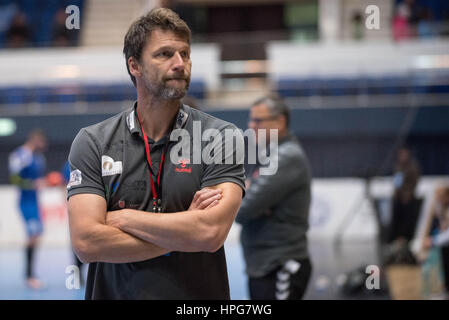 11 octobre 2015 : Robert Hedin l'entraîneur de basket-ball de Bregenz en action au cours de la Fédération Européenne de handball (EHF) Tasse hommes tour de qualification 2 match entre CSM Bucarest (ROU) vs Handball Bregenz (AUT) à la salle polyvalente à Bucarest, Roumanie ROU. Photo : Cronos/Catalin Soare Banque D'Images