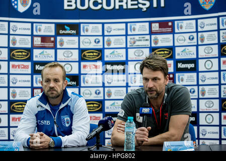 11 octobre 2015 : Robert Hedin l'entraîneur de basket-ball de Bregenz et le Sundovski Zvonko entraîneur principal de CSM Bucharest à la conférence de presse après la Fédération Européenne de handball (EHF) Tasse hommes tour de qualification 2 match entre CSM Bucarest (ROU) vs Handball Bregenz (AUT) à la salle polyvalente à Bucarest, Roumanie ROU. Photo : Cronos/Catalin Soare Banque D'Images