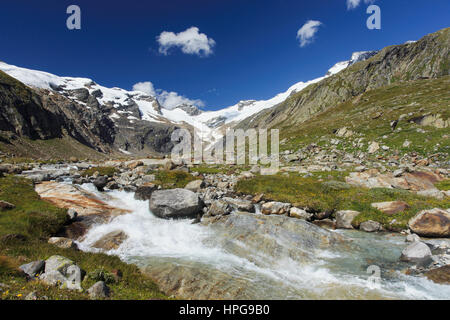 Ruisseau de montagne dans l'Maurertal dans le parc national Hohe Tauern en Autriche Banque D'Images