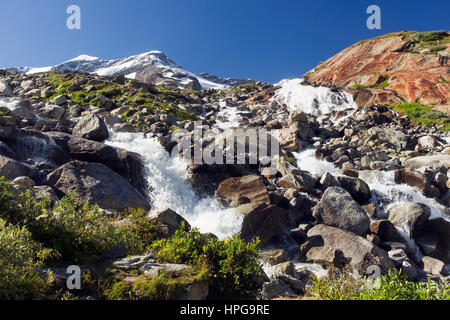 Ruisseau de montagne en cascade dans l'Maurertal dans le parc national Hohe Tauern en Autriche Banque D'Images