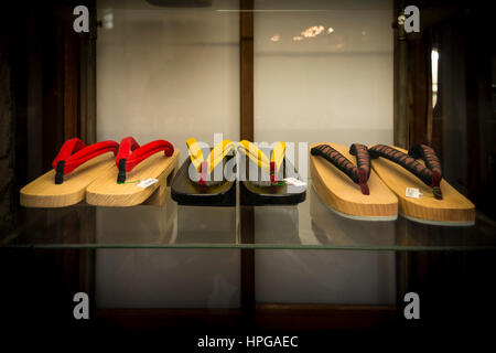 Affichage de Geta, chaussures traditionnels japonais, Kyoto, Japon Banque D'Images