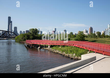 Riverwalk à Ping Tom Memorial Park, Chicago skyline en arrière-plan. Banque D'Images