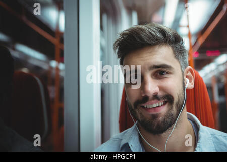 Portrait de l'écoute de la direction de la musique tout en voyageant en train Banque D'Images