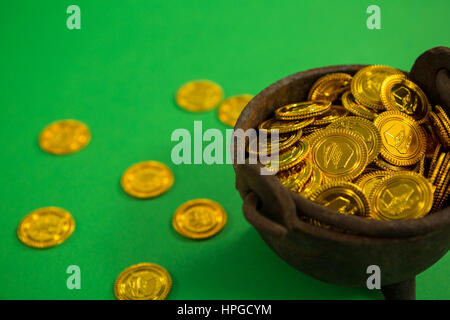 St Patrick Day pot rempli de pièces d'or au chocolat sur fond vert Banque D'Images