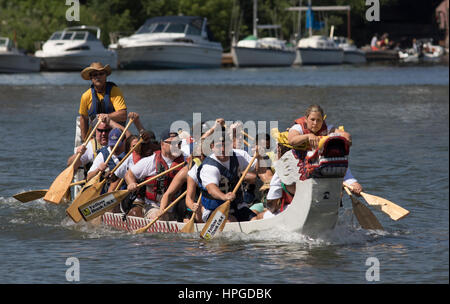 Racers Dragonboat à Ping Tom Memorial Park à Chicago. Banque D'Images