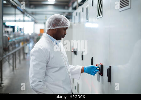 Ingénieur d'usine de l'utilisation de la machine dans l'usine de production de boissons Banque D'Images