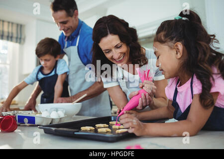 Famille heureuse de préparer des cookies dans la cuisine à la maison Banque D'Images