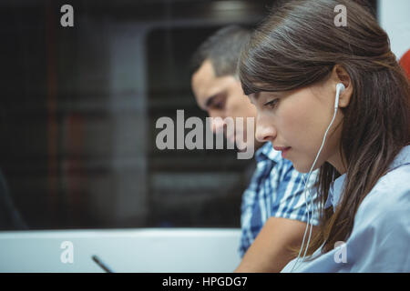 L'écoute de la direction de la musique tout en voyageant en train Banque D'Images