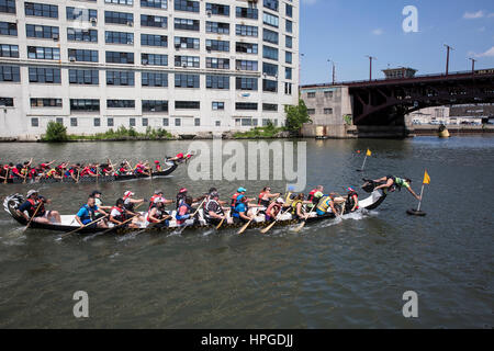 Racers Dragonboat à Ping Tom Memorial Park à Chicago. Banque D'Images