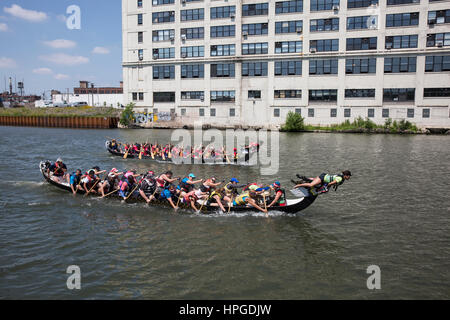 Racers Dragonboat à Ping Tom Memorial Park à Chicago. Banque D'Images