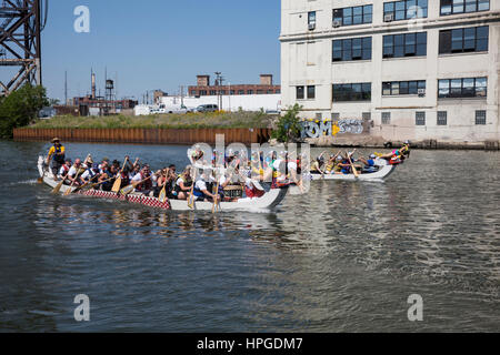 Les courses de Dragonboat sur la rivière Chicago en Ping Tom Memorial Park, Chicage Banque D'Images