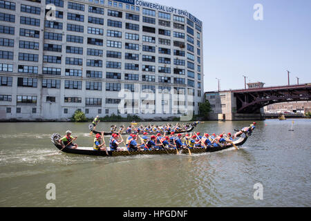 Les courses de Dragonboat sur la rivière Chicago en Ping Tom Memorial Park, Chicage Banque D'Images