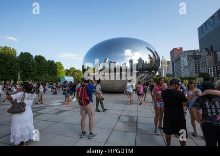 Cloud Gate (plus connue sous le nom de Bean), public, sculpture d'Anish Kapoor, à l'AT&T Plaza à Millennium Park, le centre-ville de Chicago Banque D'Images