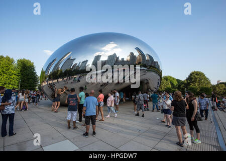 Cloud Gate (plus connue sous le nom de Bean), public, sculpture d'Anish Kapoor, à l'AT&T Plaza à Millennium Park, le centre-ville de Chicago Banque D'Images