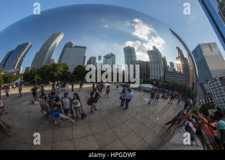 Cloud Gate (plus connue sous le nom de Bean), public, sculpture d'Anish Kapoor, à l'AT&T Plaza à Millennium Park, le centre-ville de Chicago Banque D'Images