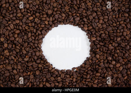 Café en grains formant cercle sur fond blanc Banque D'Images
