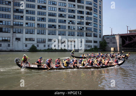 Les courses de Dragonboat sur la rivière Chicago en Ping Tom Memorial Park, Chicage Banque D'Images