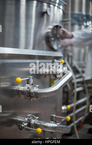 Poignée du réservoir de stockage dans l'usine de bouteilles Banque D'Images